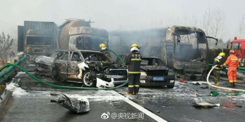 安徽滁新高速交通事故多车连环撞现场图片 