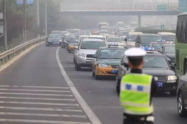 有些驾驶习惯其实已经违法，你却还不知道！