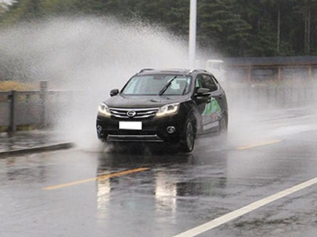 这些雨天开车技巧万万要学