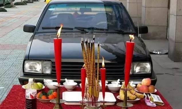 看到路上绑红布条的新车，为什么有些老司机会主动避让？