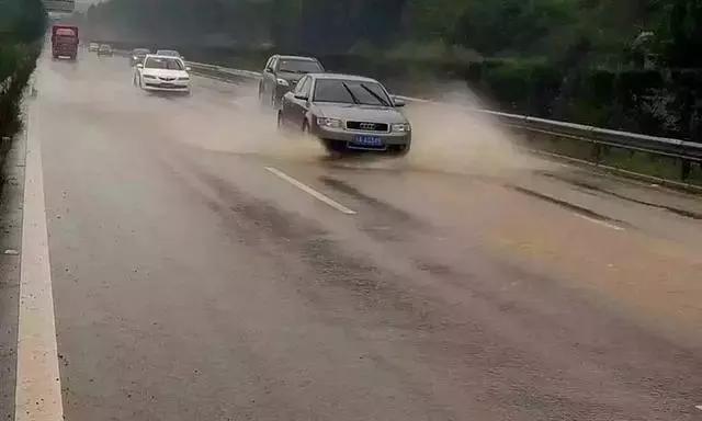 高速上突遇大暴雨怎么办？